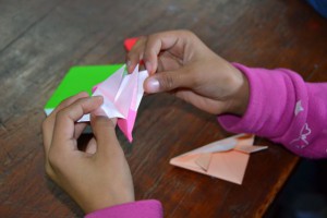 Manos de joven armando un origami
