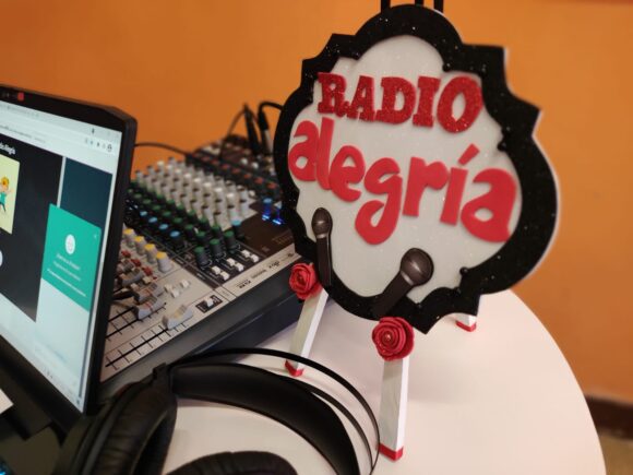 Radio Alegría: Conectando a los niños con su escuela