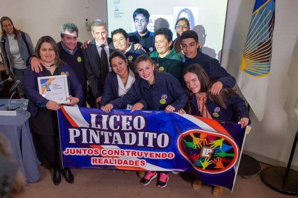 Alumnos del Liceo Pintadito junto a Cecilia paz, ganadora del premio ReachingU al docente uruguayo