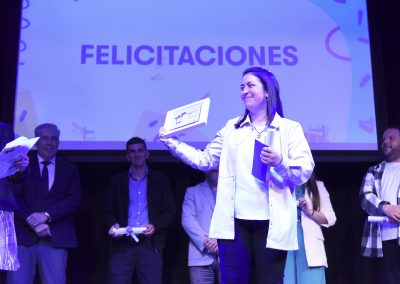 La ganadora Jimena Pírez con su premio